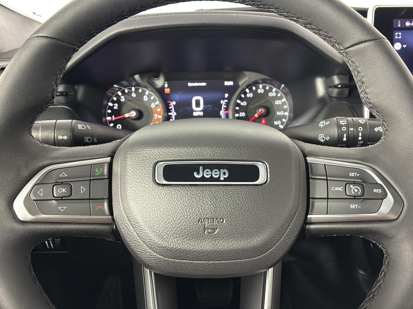 New 2026 Diamond Black Crystal Pearl-Coat Exterior Paint Jeep Latitude Altitude image 13