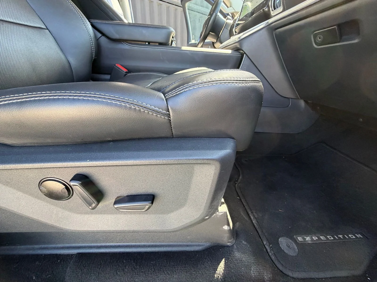 Used 2025 Black Ford Platinum image 18