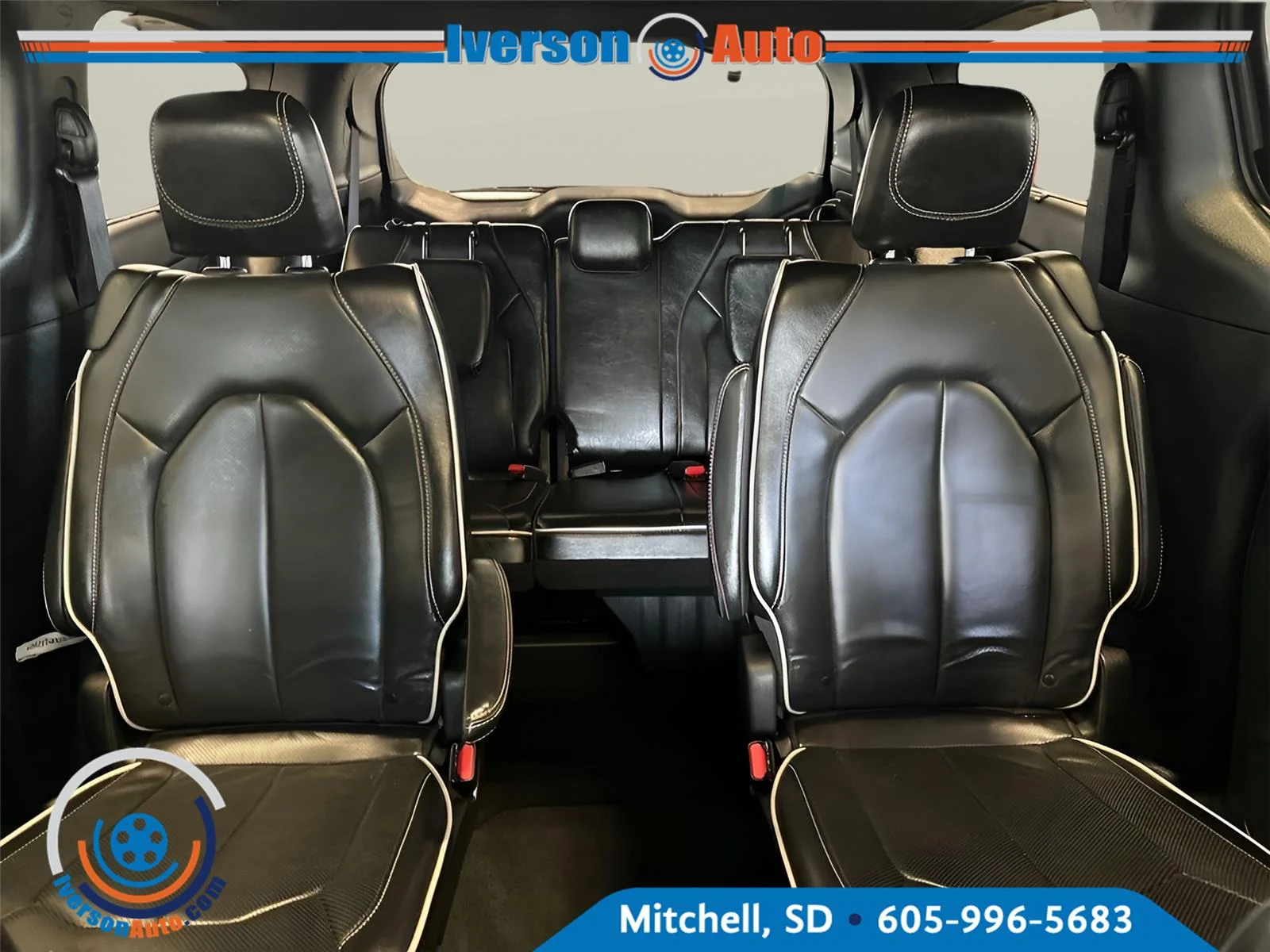 Used 2025 Ceramic Gray Clearcoat Chrysler Limited image 25