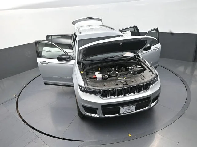 Used 2025 Silver Jeep Laredo image 31