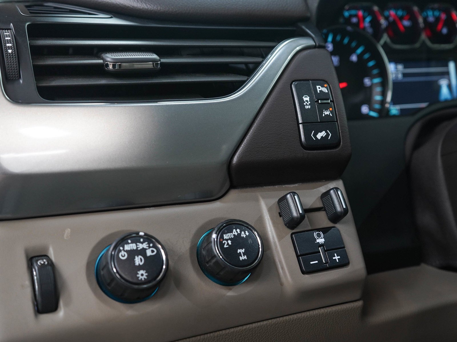 Used 2020 SUMMIT WHITE Chevrolet LT image 29