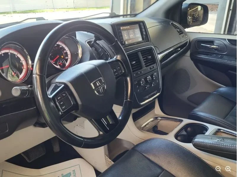 Used 2020 Black Onyx Crystal Pearlcoat Dodge SXT image 6