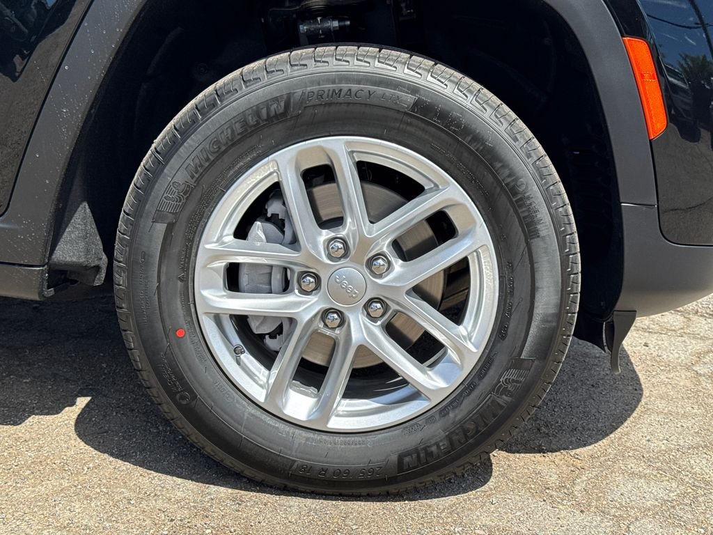New 2026 Diamond Black Crystal Pearlcoat Jeep Laredo X image 7