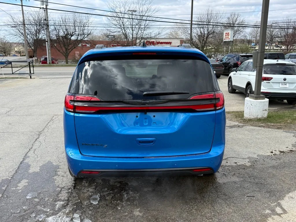 New 2026 Hydro Blue Pearl-Coat Exterior Paint Chrysler Select image 7