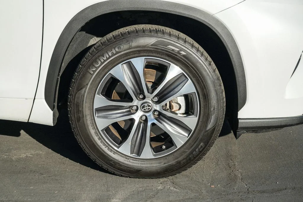 Used 2022 Beige Toyota XLE image 10