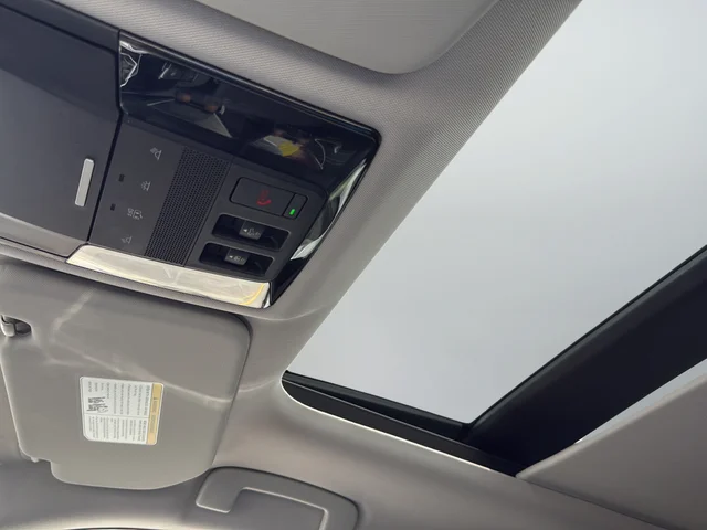 Used 2025 Silver Mitsubishi SEL image 33