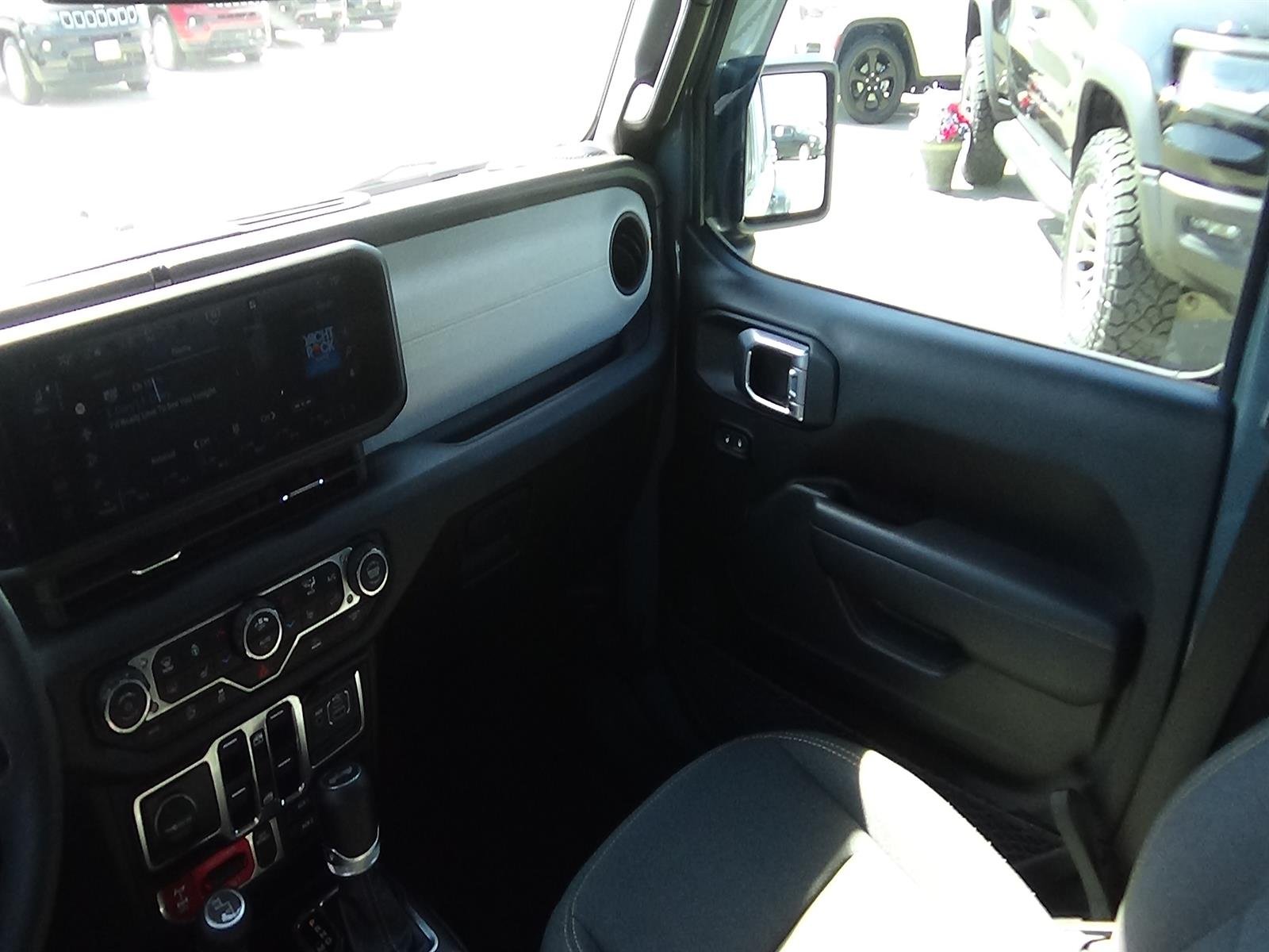 Certified Used 2024 Anvil Clear Coat (pds) Jeep Willys image 15