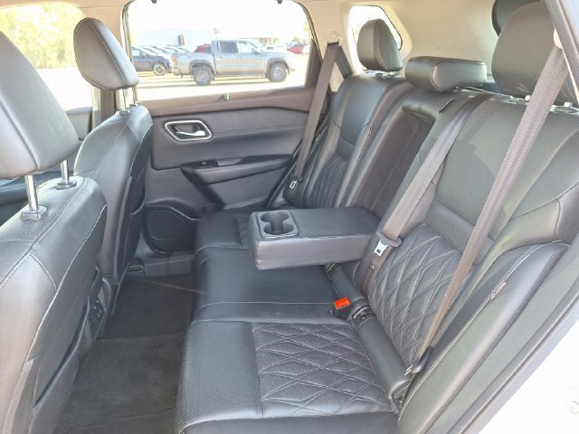 Used 2023 White Nissan Platinum image 24