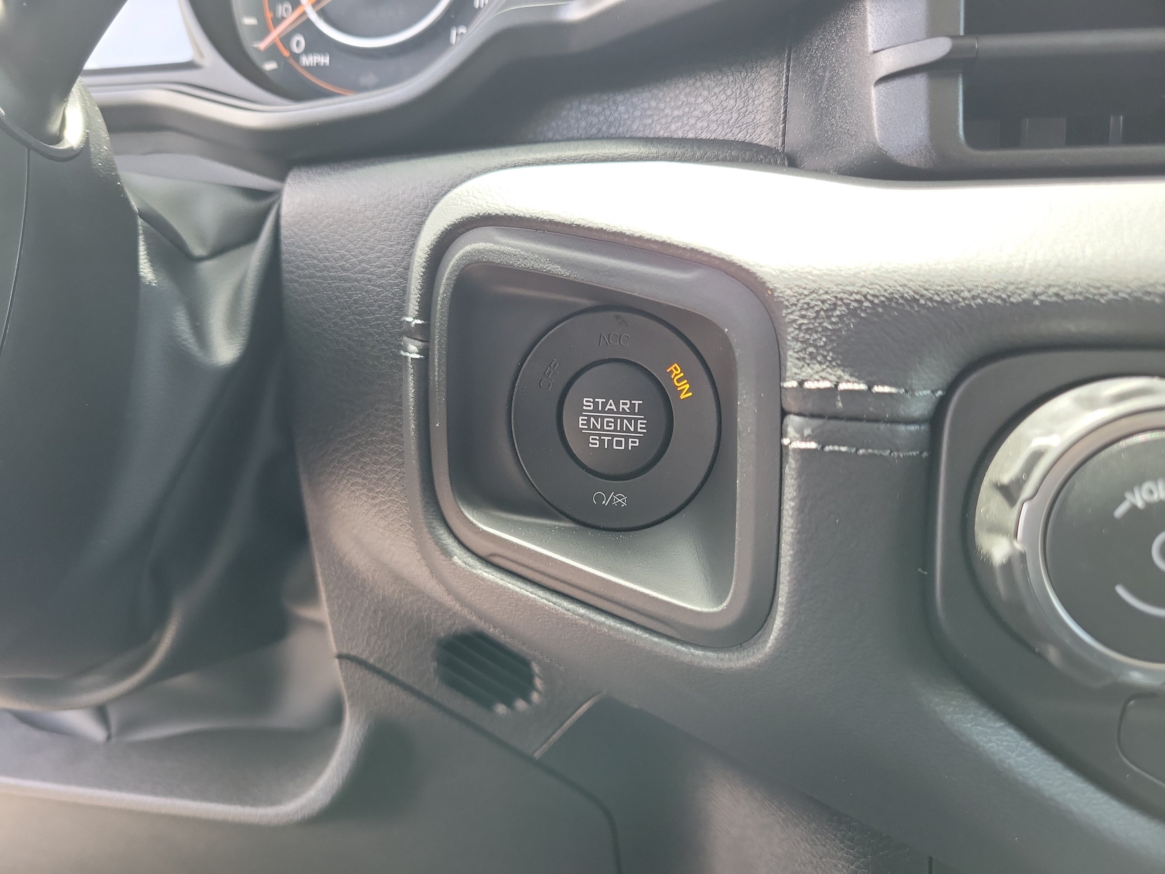 New 2026 Bright White Clear-Coat Exterior Paint Jeep Sahara image 27