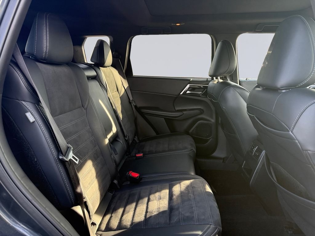 Used 2024  Mitsubishi SE Black Edition w/Pano Roof image 18