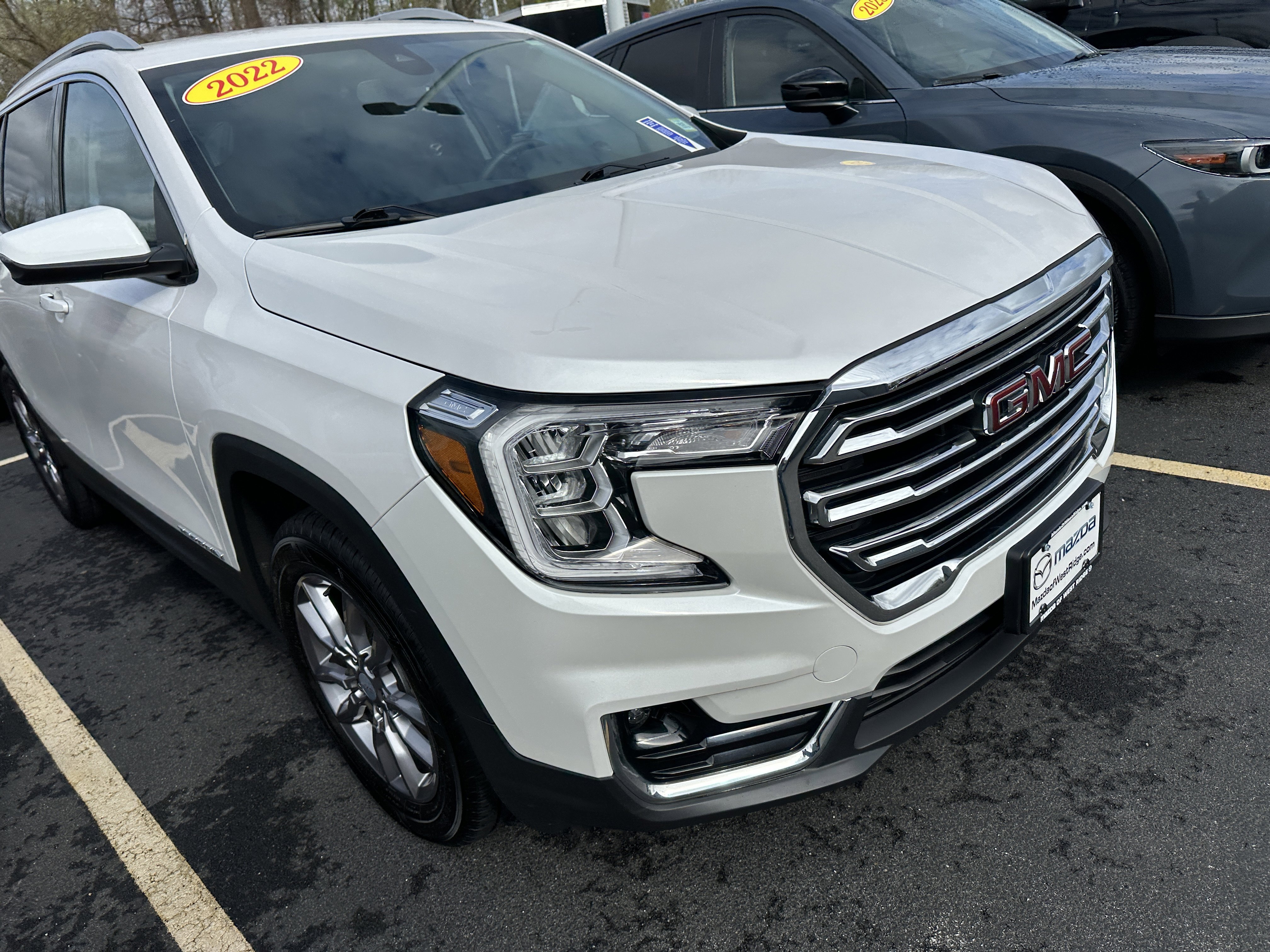 Used 2022 White Frost Tricoat GMC SLT image 4