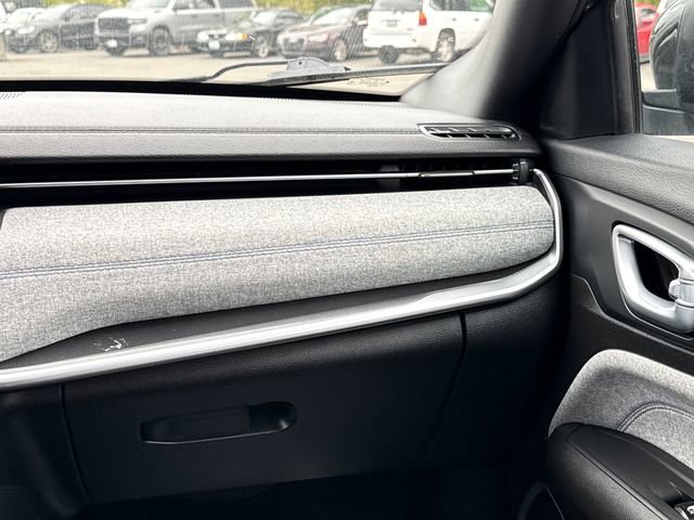 Used 2024 Silver Zynith Metallic Clearcoat Jeep Latitude image 14