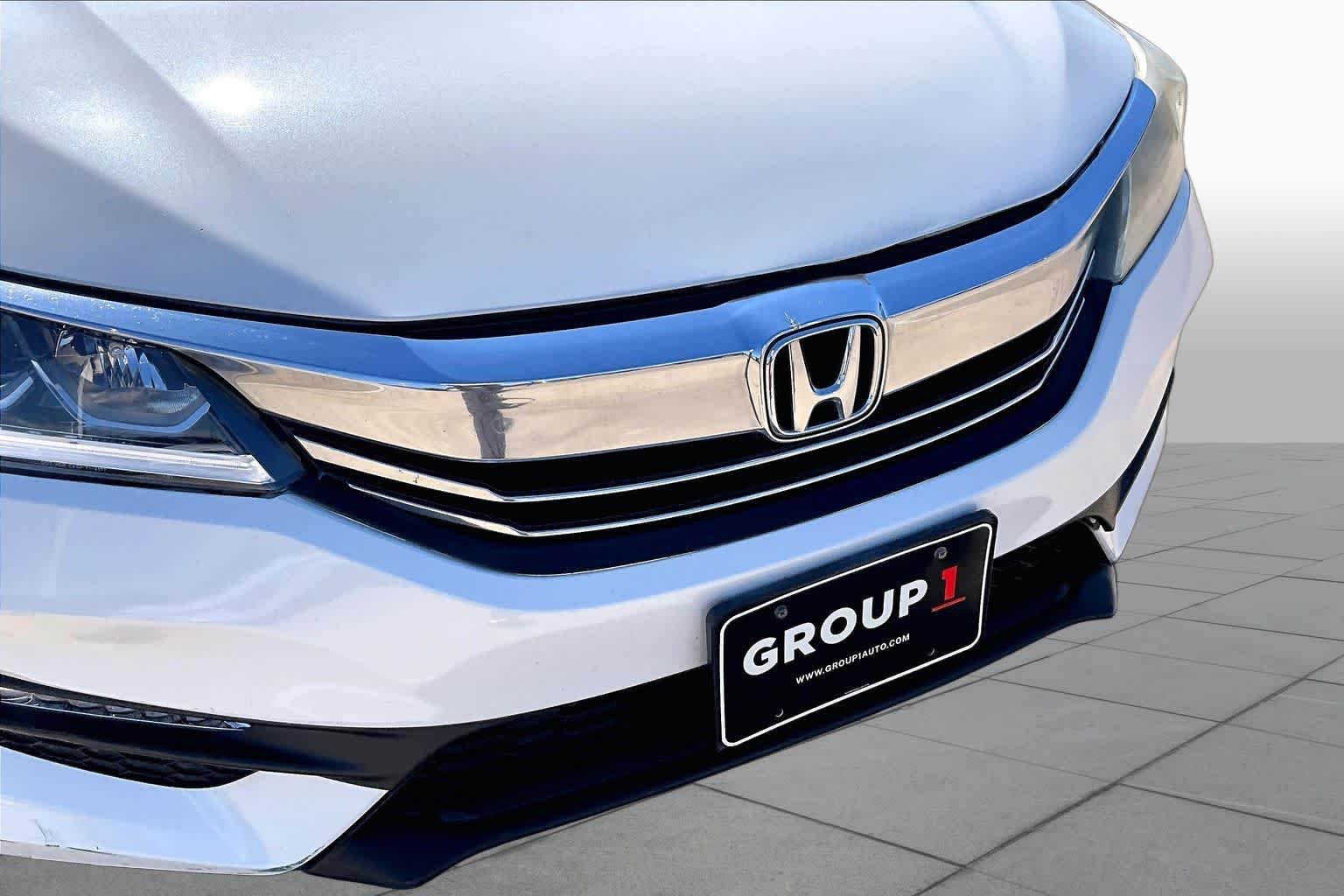 Used 2017 White Orchid Pearl Honda EX image 30