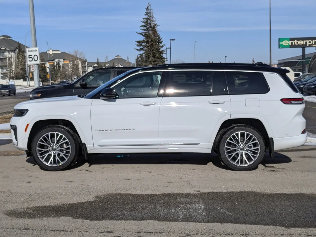 New 2026 White Jeep Summit - - 4x4 - Pano Sunroof - Palermo Lthr - Head-Up Display - Night Vision & More! image 5