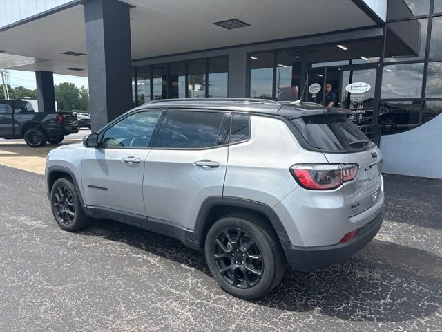 Used 2023 Silver Jeep Latitude image 6