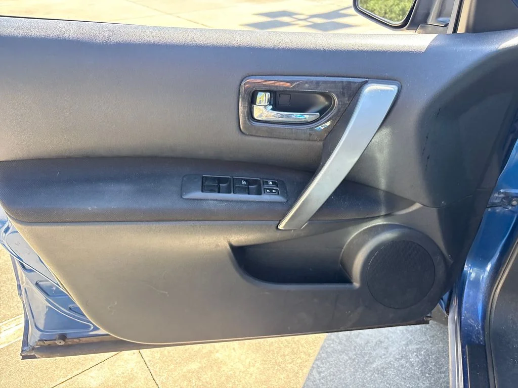 Used 2009 Blue Nissan SL image 21