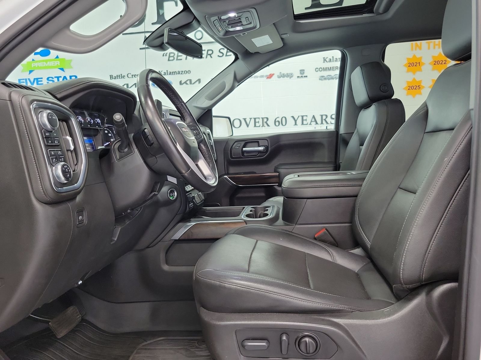 Used 2022 White GMC SLT image 8