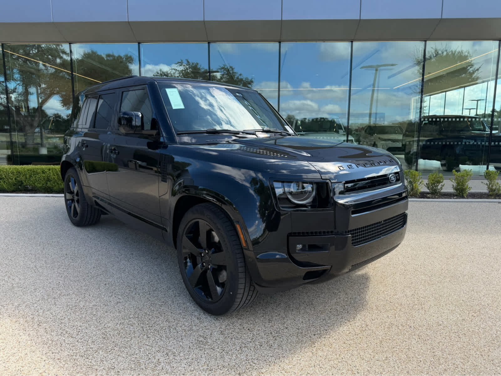New 2026 Santorini Black Land Rover X-Dynamic SE image 3