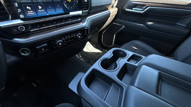 Used 2024 Summit White Chevrolet LT image 19
