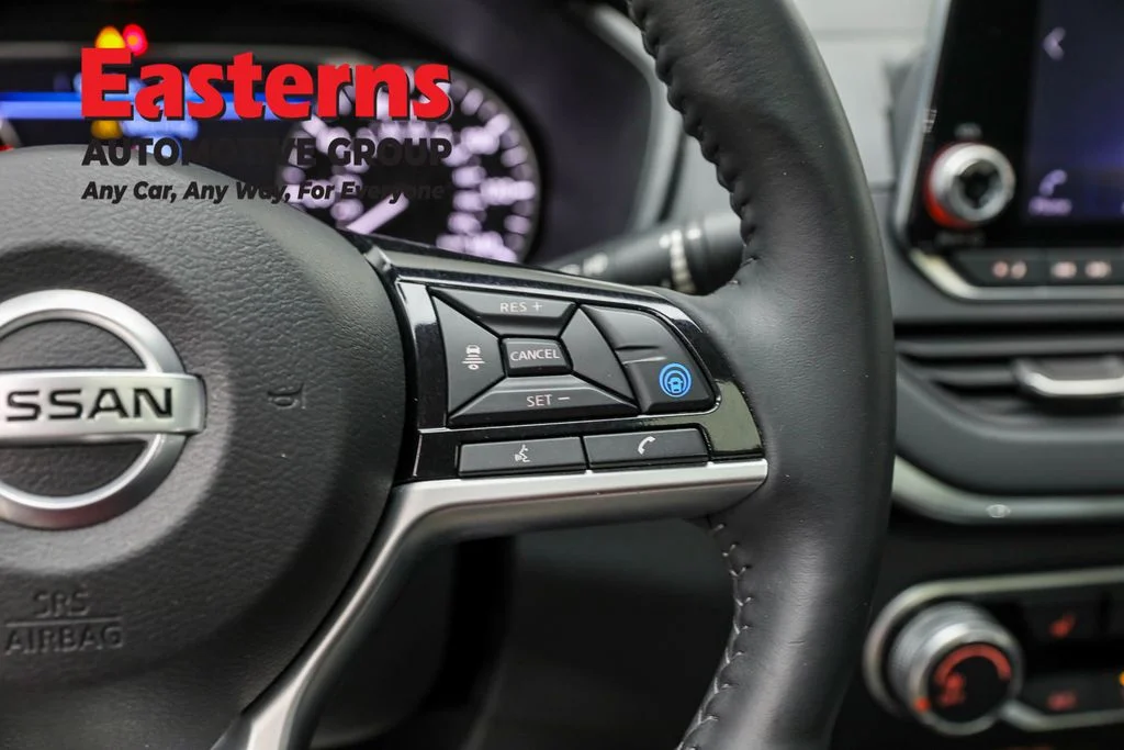 Used 2022 White Nissan 2.5 SV image 16