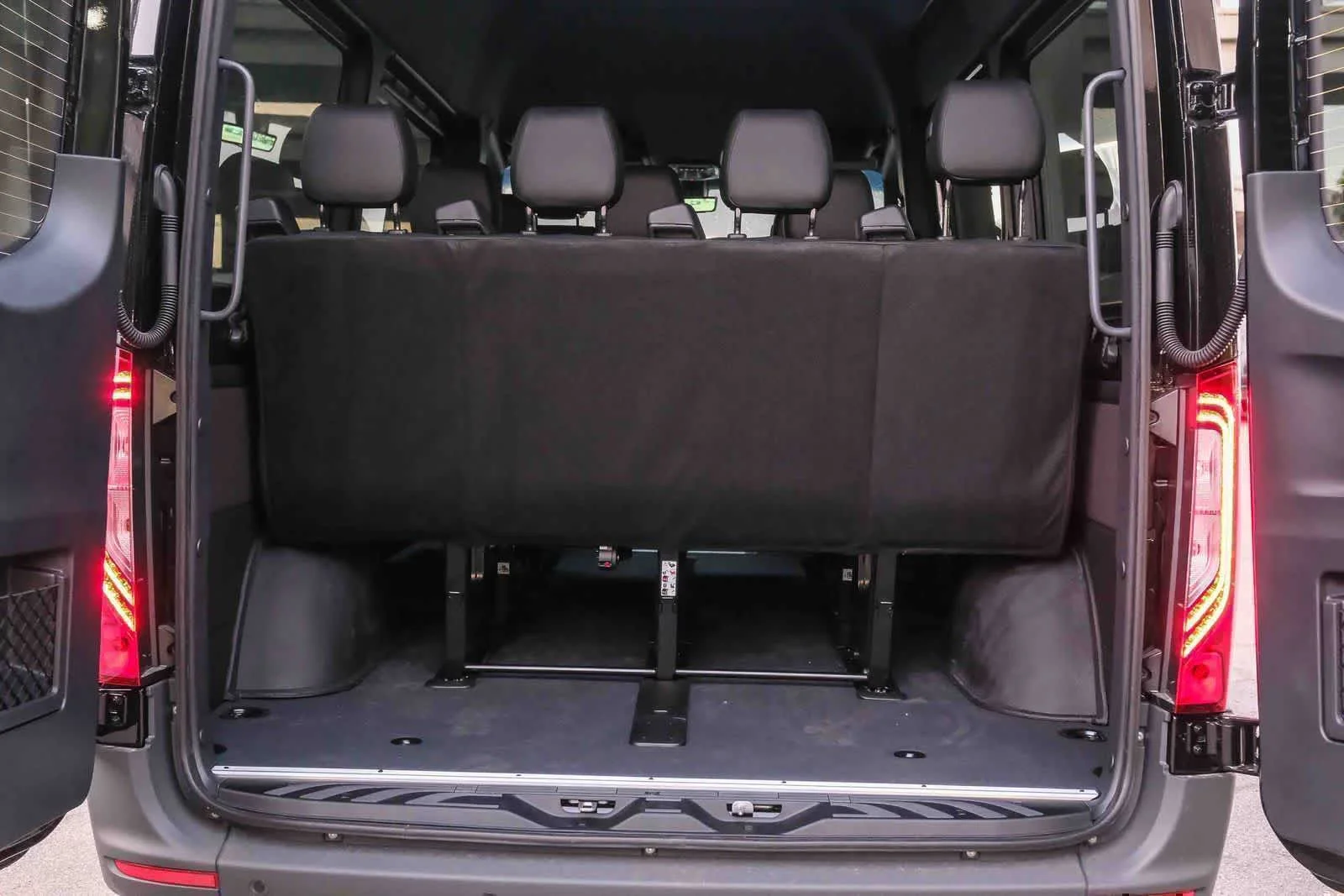 New 2026 Obsidian Black Metallic Mercedes-Benz Passenger 144WB High Roof AWD 2.0L I4 Diesel Turbo image 34