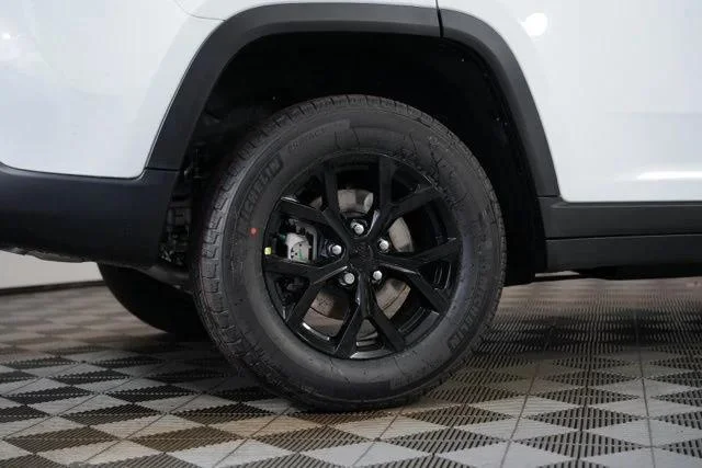 New 2026 Bright White Clear-Coat Exterior Paint Jeep Laredo image 41