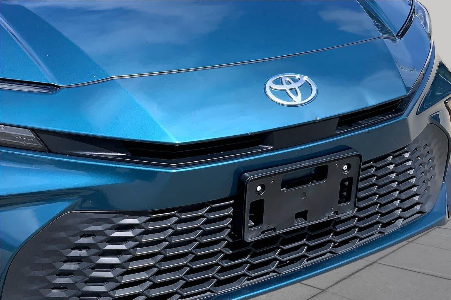 Used 2025 Ocean Gem Toyota SE image 31