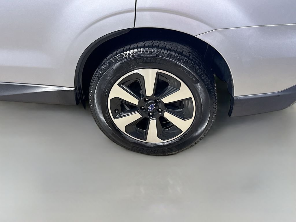 Used 2017 Ice Silver Metallic Subaru Premium image 9