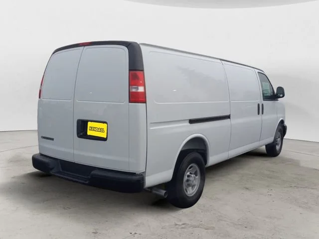 New 2025 Summit White Chevrolet WT image 5