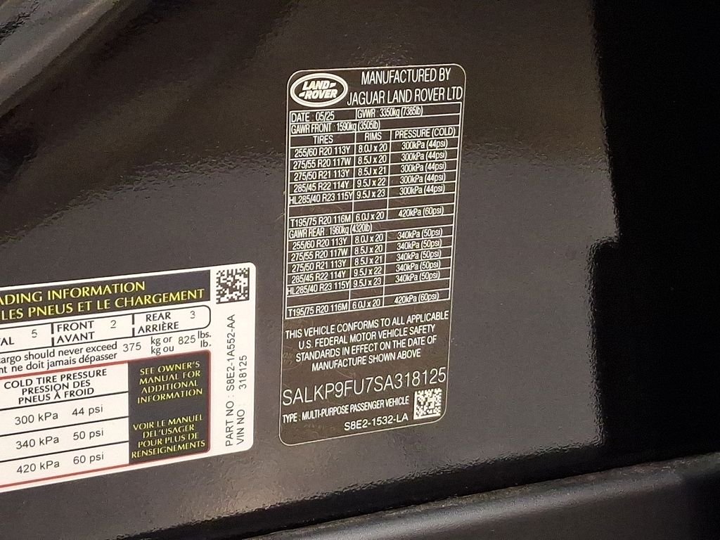 Used 2025  Land Rover SE image 28
