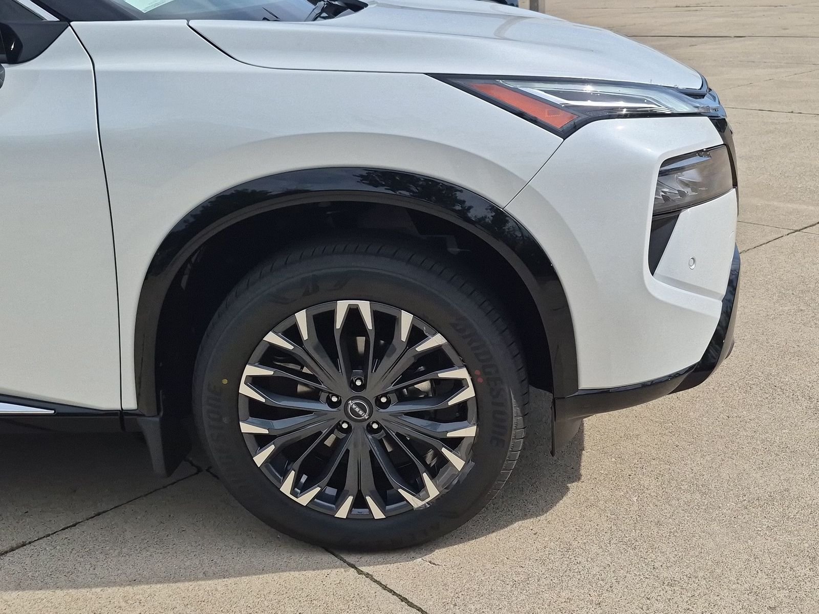 New 2026 Everest White Pearl TriCoat / Super Black Two-tone Nissan Platinum image 36