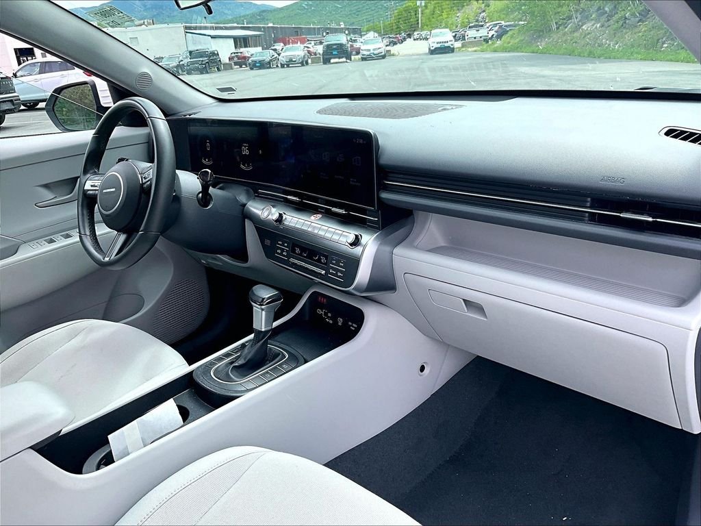 Used 2025 White Hyundai SEL image 14