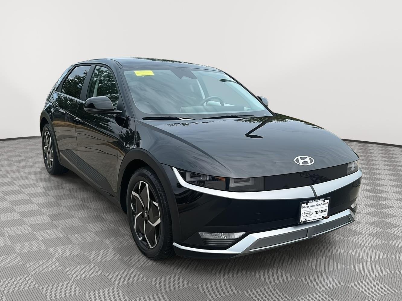 Used 2023 Phantom Black Hyundai SE image 3