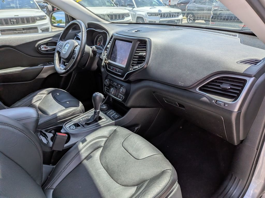 Used 2021 Silver Jeep Latitude Lux image 26