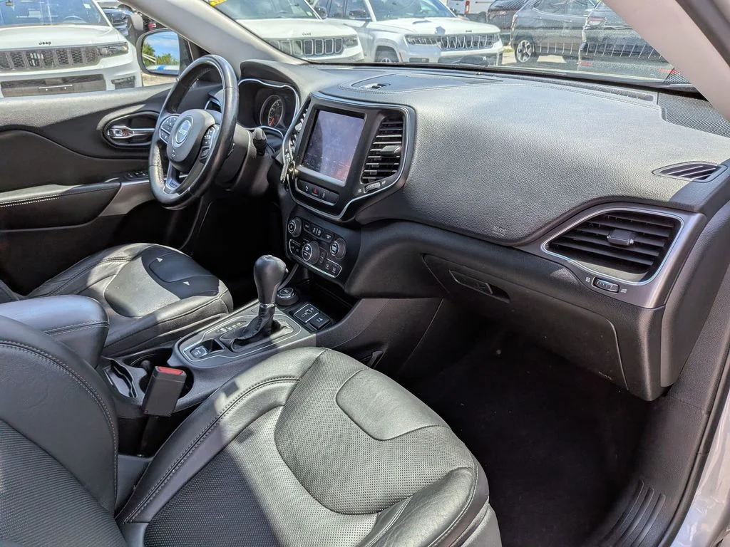 Used 2021 Silver Jeep Latitude Lux image 26