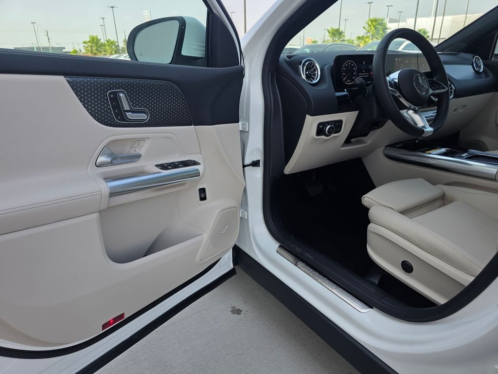 New 2026 Polar White Mercedes-Benz GLA 250 image 10