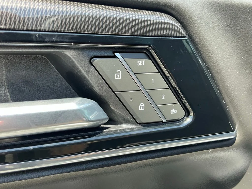 Used 2025 Silver GMC Elevation image 31