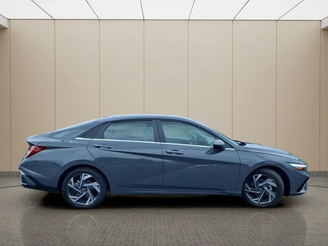 Used 2024 Gray Hyundai SEL image 7