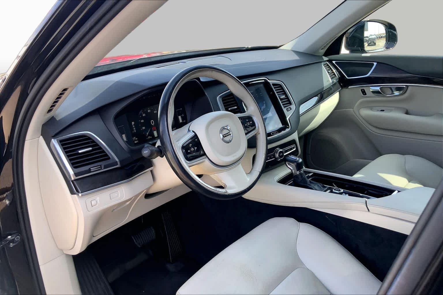 Used 2019 Onyx Black Metallic Volvo Momentum image 18