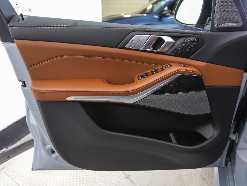 Used 2027 Gray Metallic BMW xDrive40i image 9