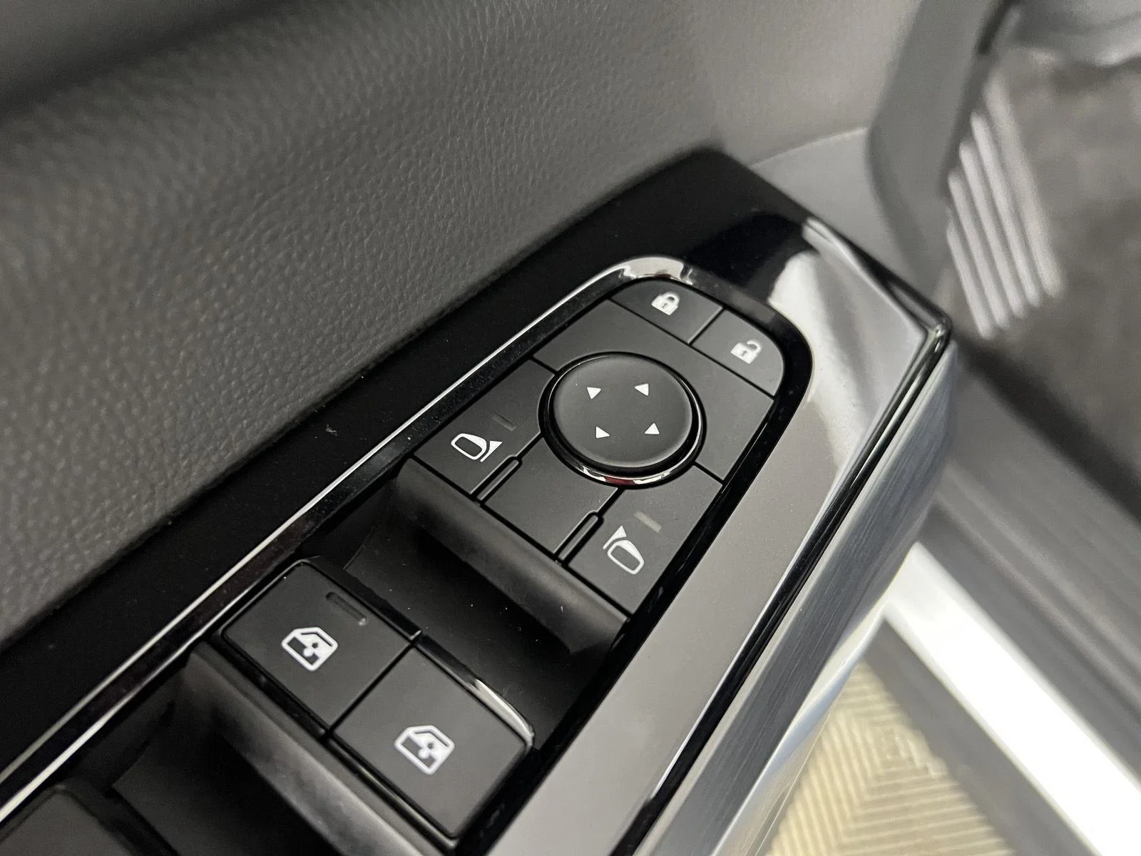 Used 2025 Everest White Pearl Tricoat Nissan SL image 13