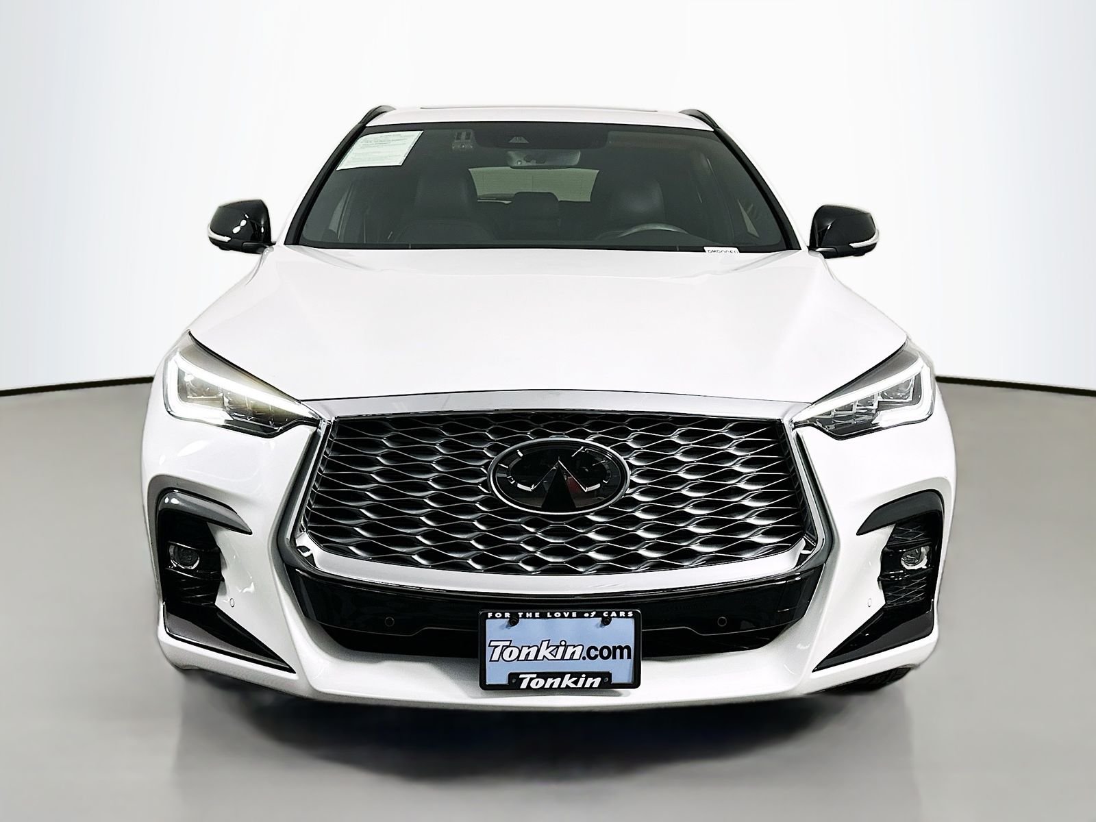 Used 2025 Radiant White INFINITI ESSENTIAL image 1