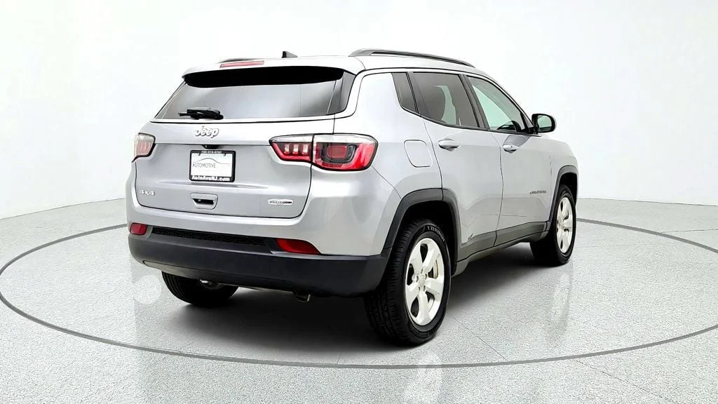 Used 2018 Billet Silver Metallic Clearcoat Jeep Latitude 4x4 image 5