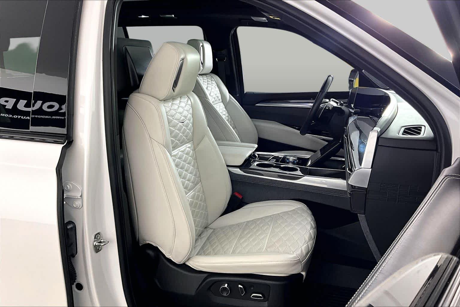 Used 2025 Crystal White Tricoat Cadillac Escalade-V image 9