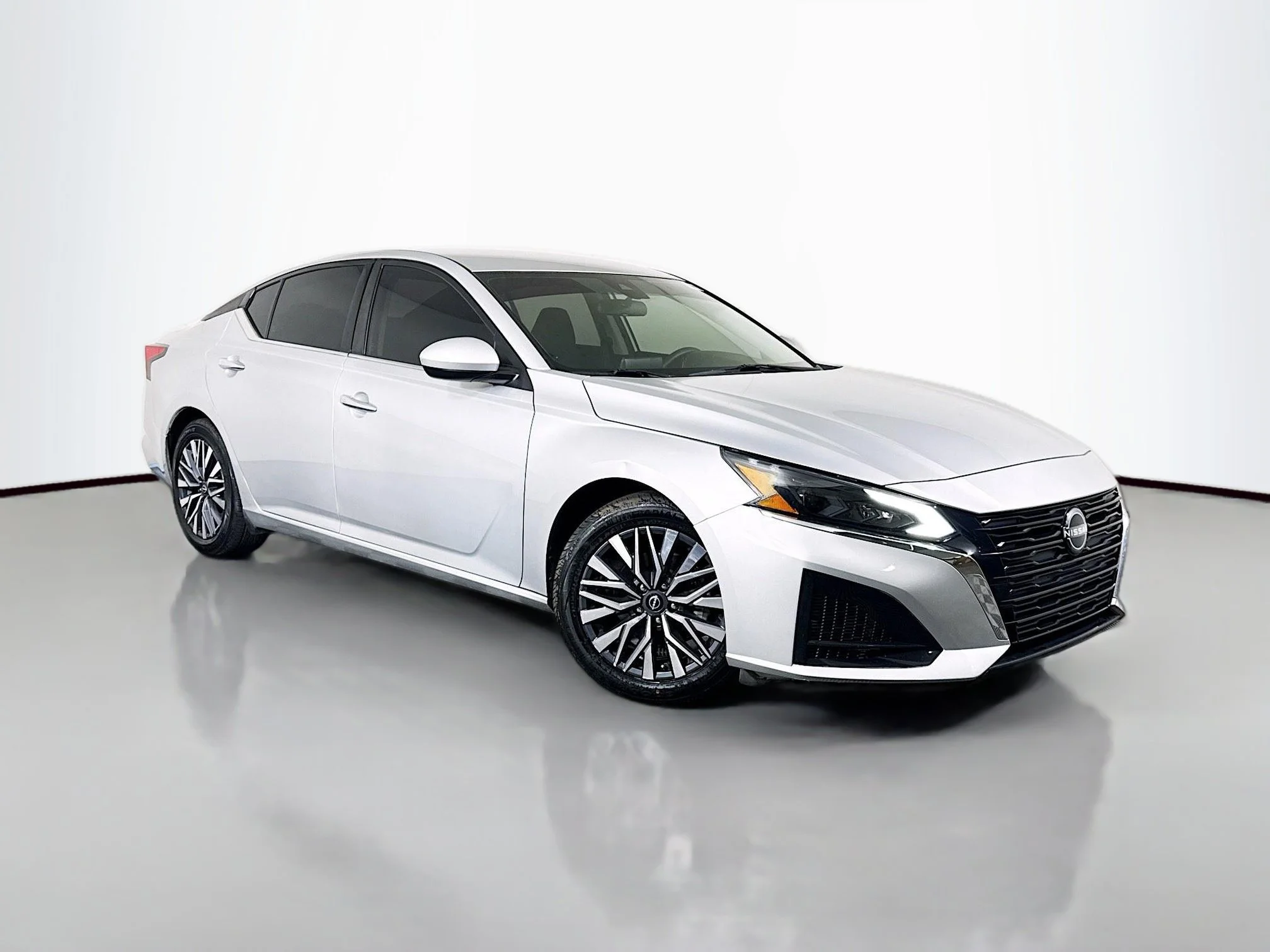 Used 2023 Brilliant Silver Metallic Nissan 2.5 SV image 1