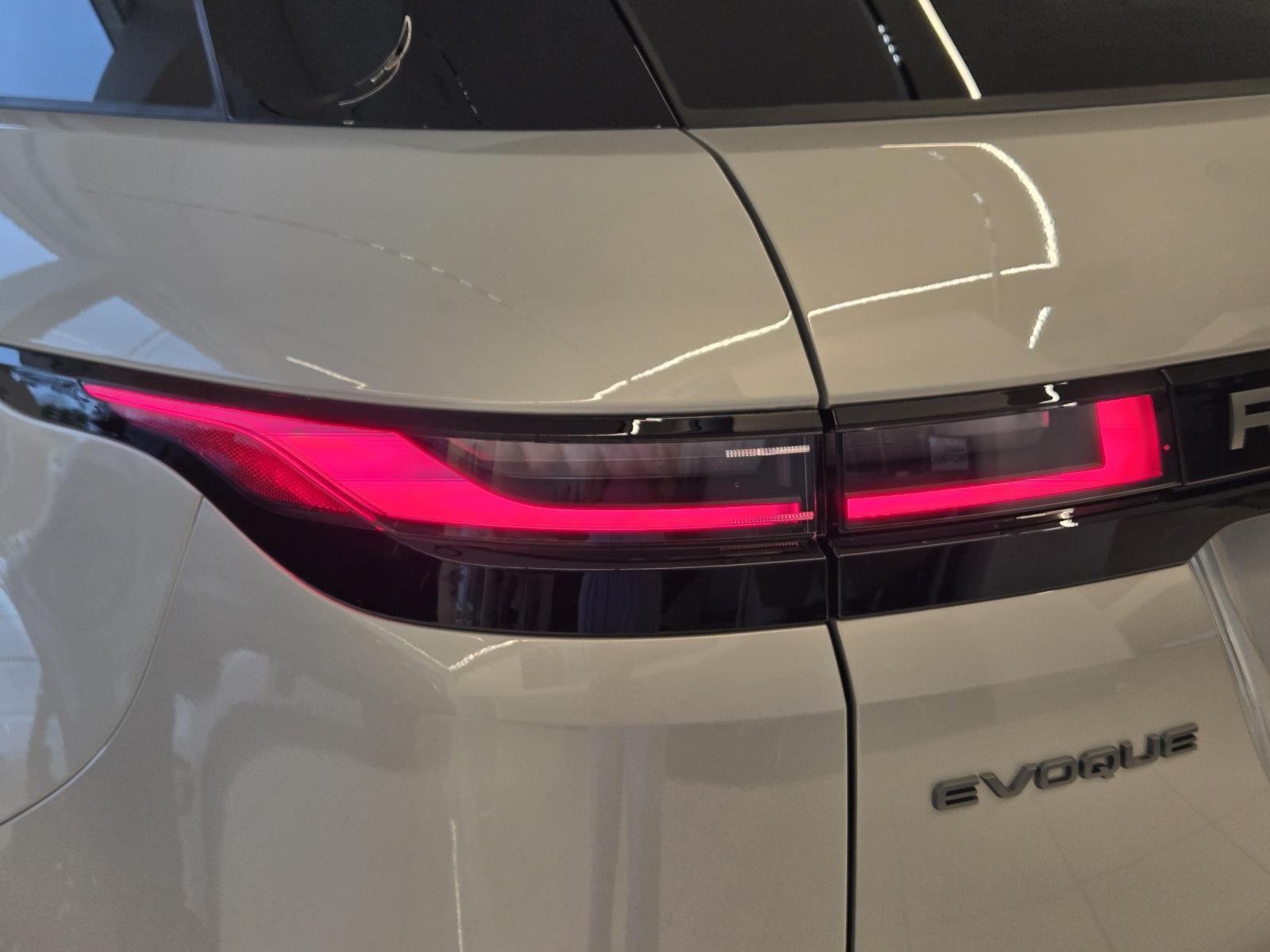 New 2026 Seoul Pearl Silver Land Rover Core S image 12