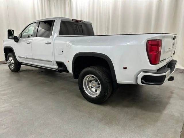 Used 2026  Chevrolet High Country image 3