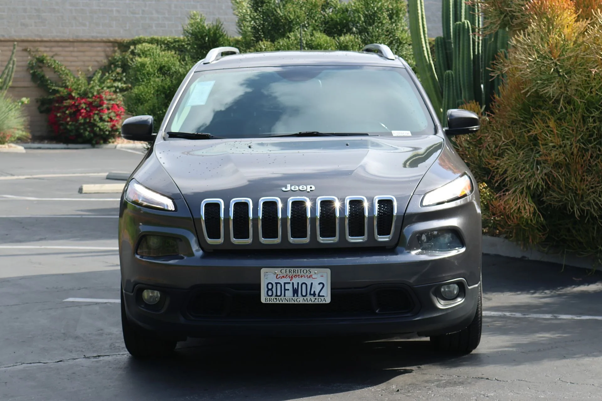 Used 2018 Gray Jeep Latitude Plus image 3