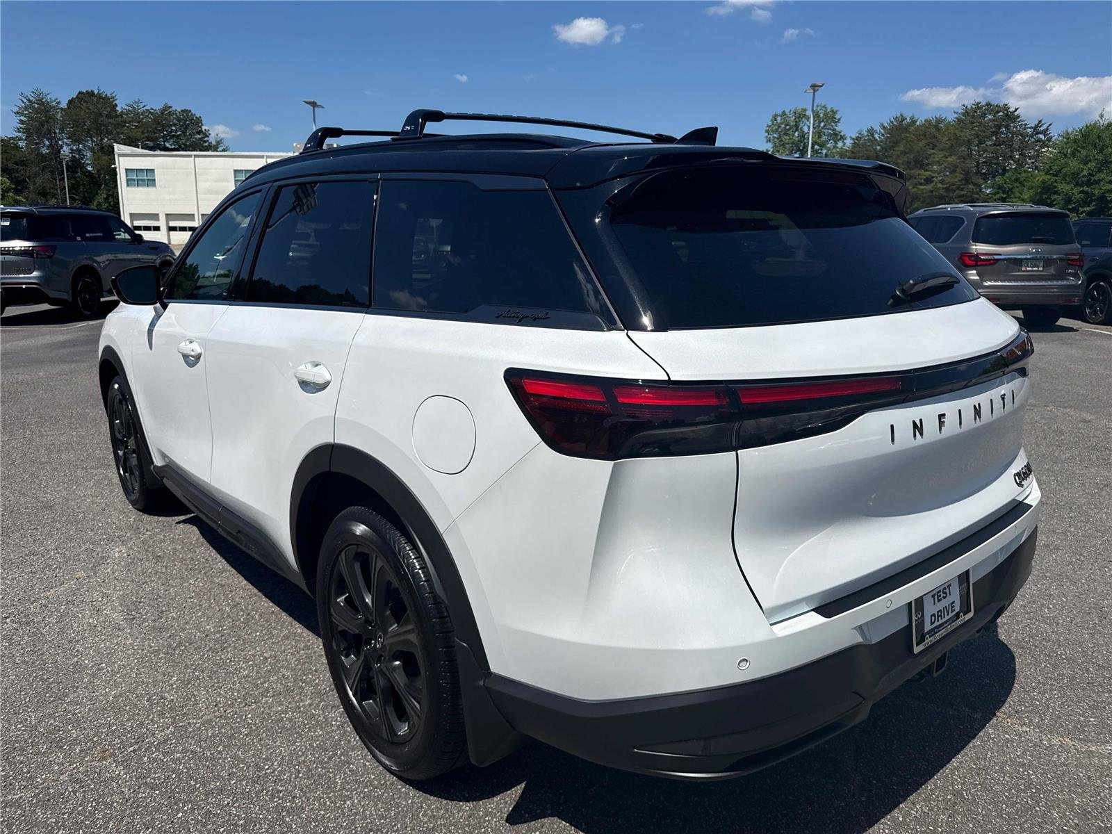 New 2027 2T RAD WHT INFINITI Autograph AWD image 8