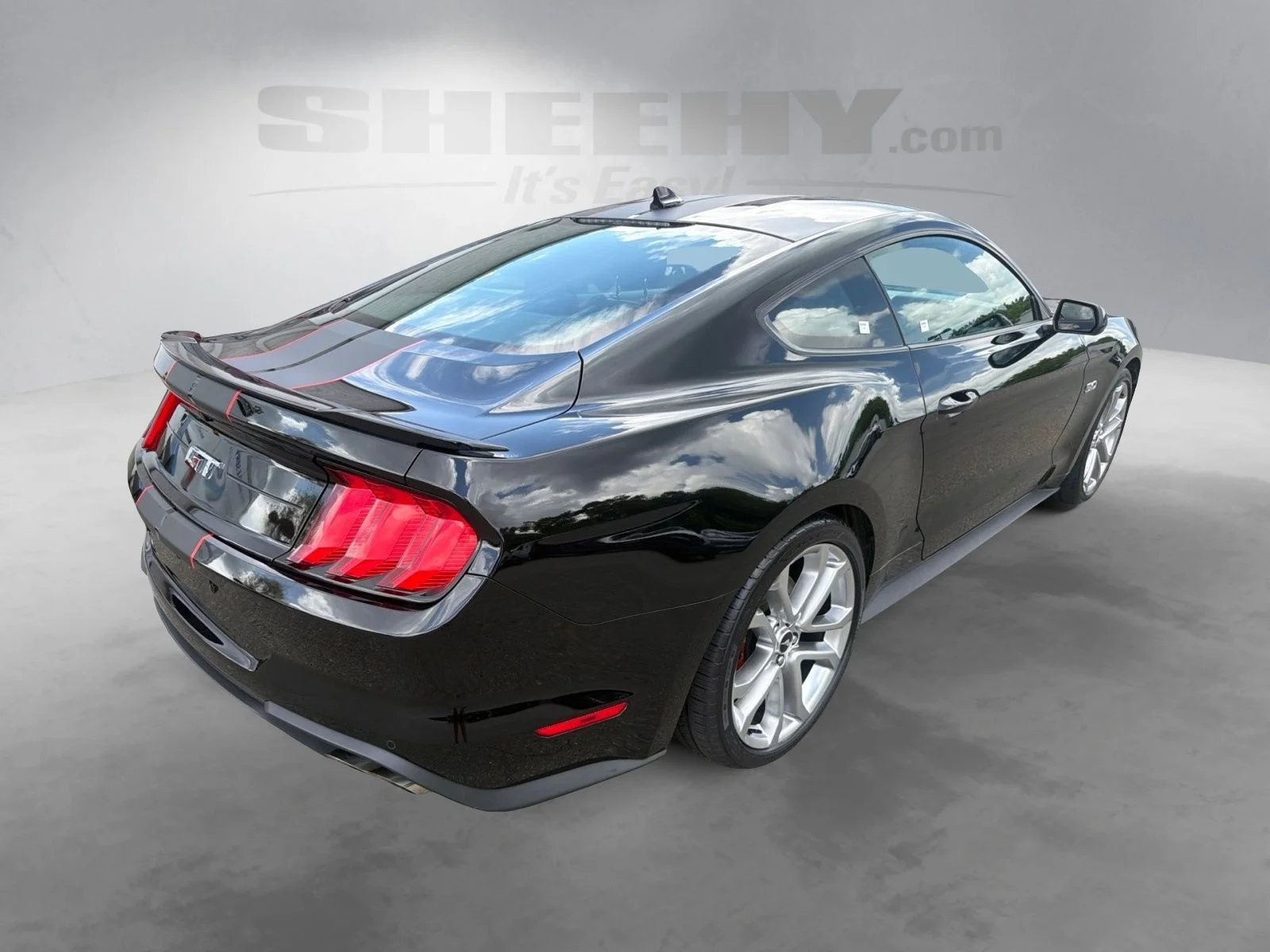 Used 2021  Ford GT Premium image 11